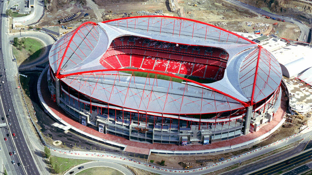 Portugal Lisbonne Estádio da Luz 65.000 places 2003
dimension stade de foot 