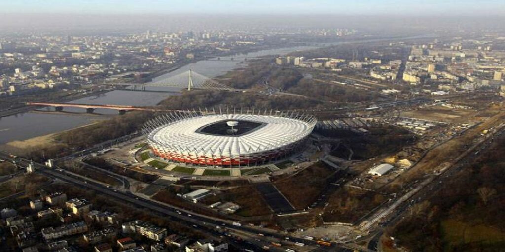 Pologne Varsovie Stade national de Varsovie 58.580 places 2012
dimension stade de foot 
