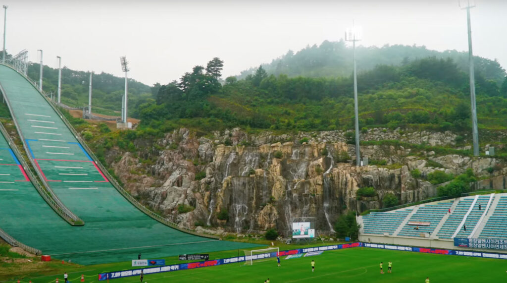 Alpensia Stadium (Corée du Sud) 02
stade de foot