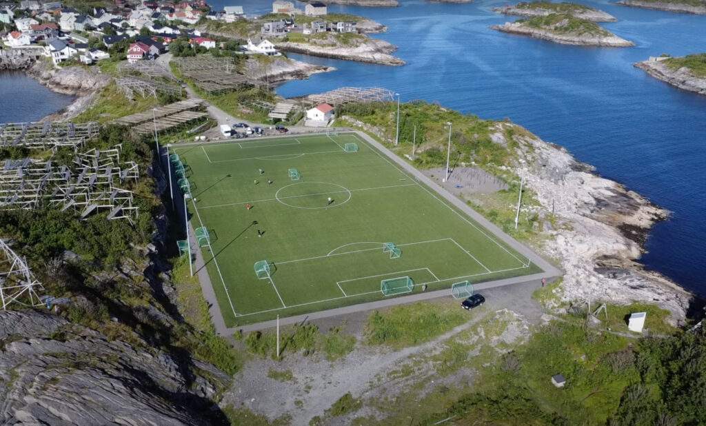 Henningsvaer Stadium (Norvège) 02
stade de foot