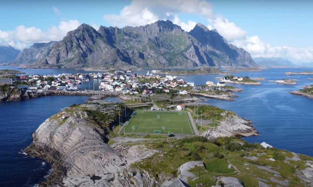 Henningsvaer Stadium (Norvège) 04
stade de foot