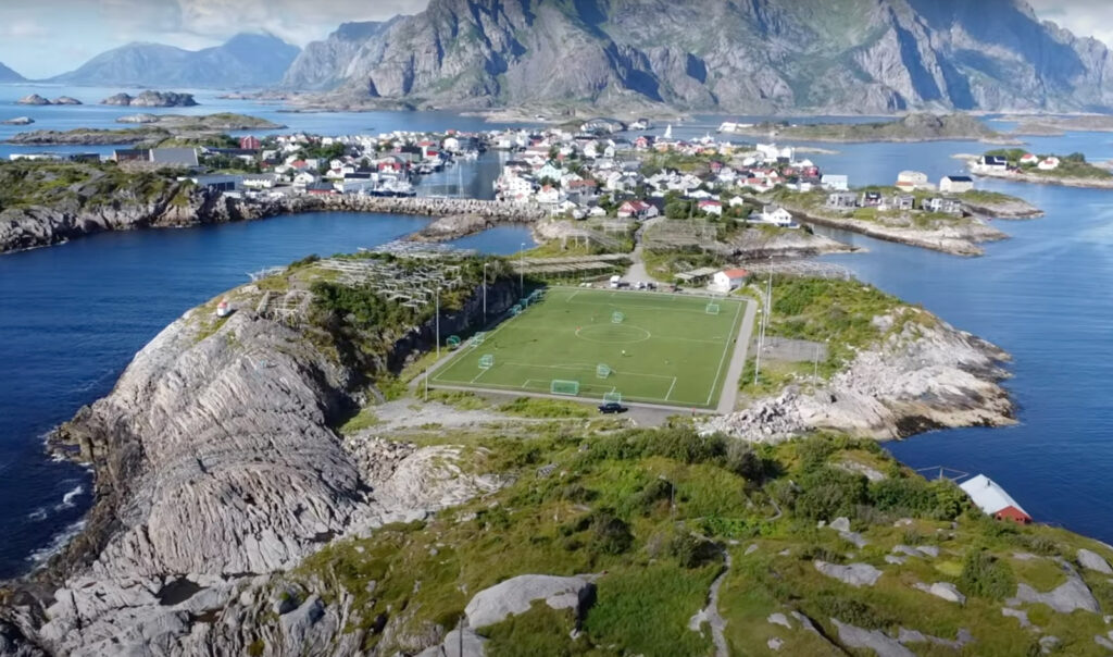 Henningsvaer Stadium (Norvège) 01
stade de foot
