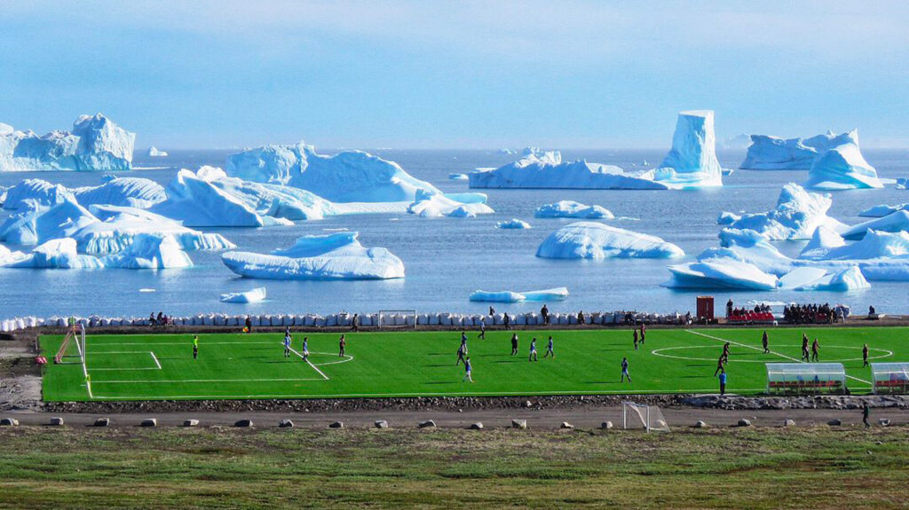 Qeqertarsuaq Stadium (Groenland) 01
stade de foot