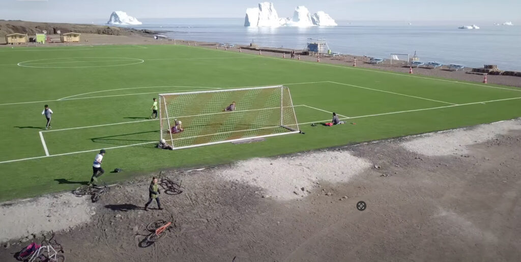 Qeqertarsuaq Stadium (Groenland) 03
stade de foot
