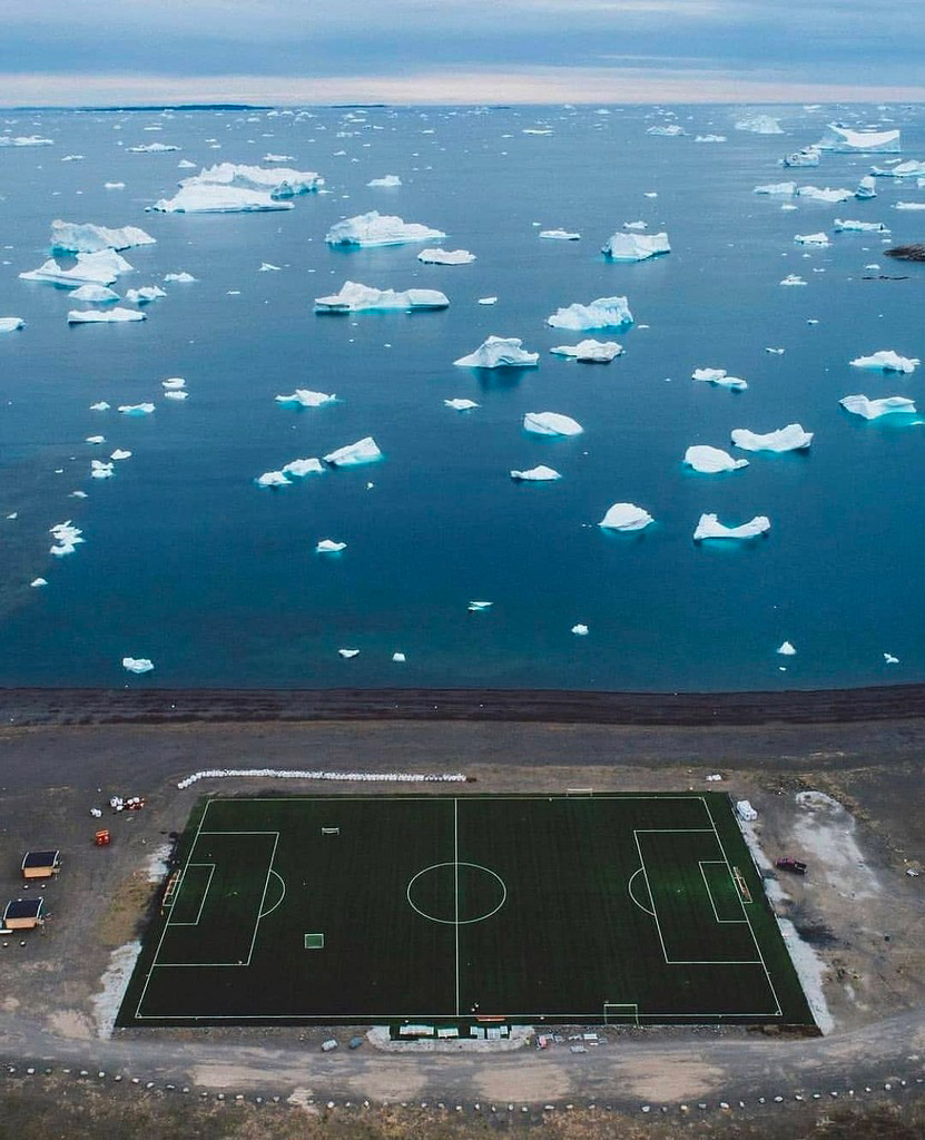 Qeqertarsuaq Stadium (Groenland) 04
stade de foot