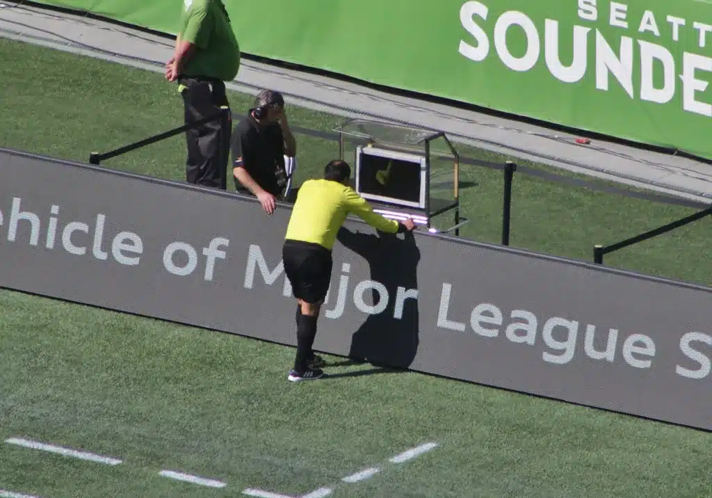 VAR, caméras : l'arbitre au foot peut-il encore se tromper ?