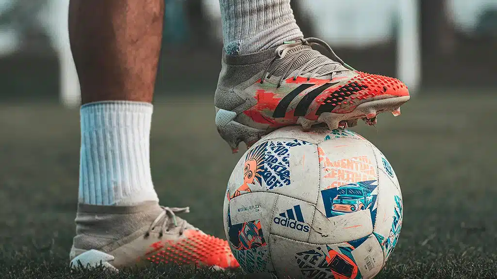 Chaussures de football : un siècle d'évolution entre cuir, marques et innovations