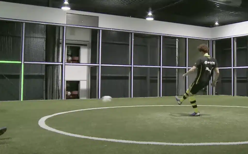 Footbonaut : la machine qui transforme l'entraînement au football