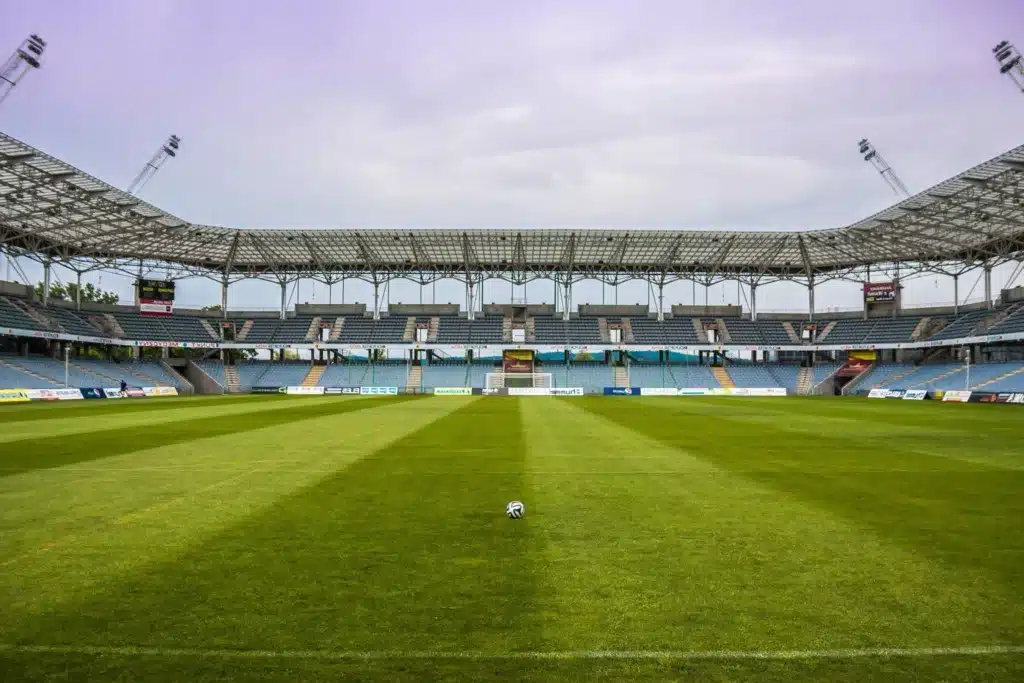 Les Dimensions d’un Stade de Football : Guide Complet des Normes et Mesures Officielles