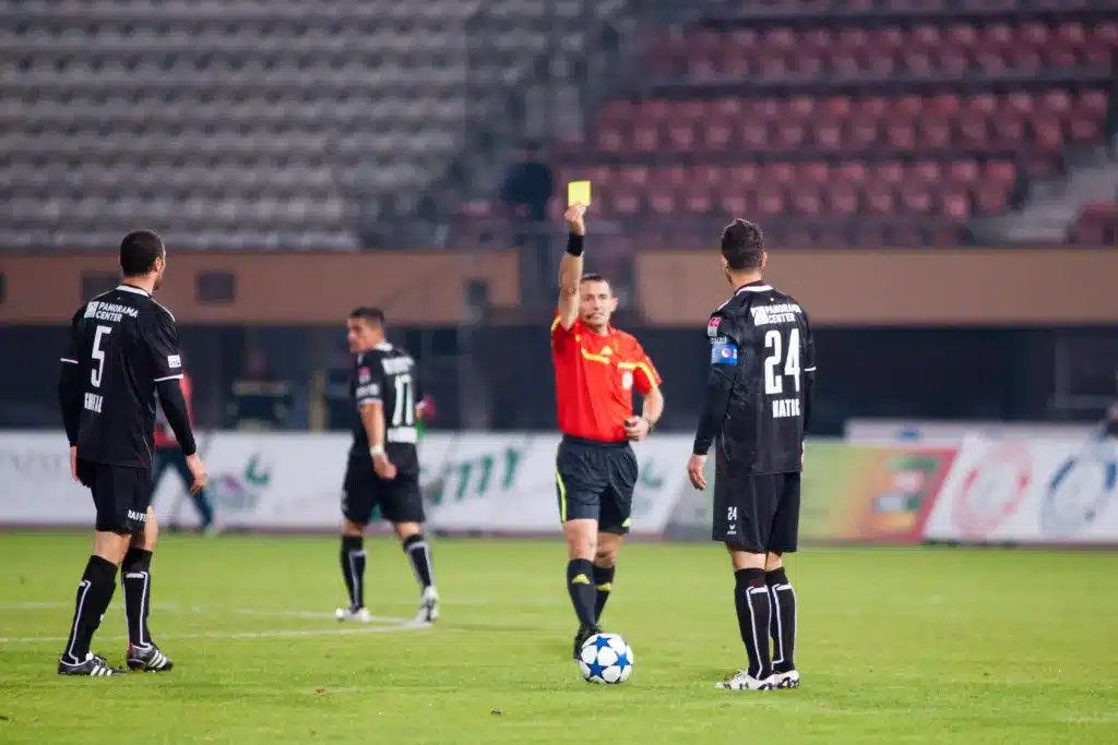 Loi 12 des Lois du Jeu : comprendre les fautes et incorrections 2025/26