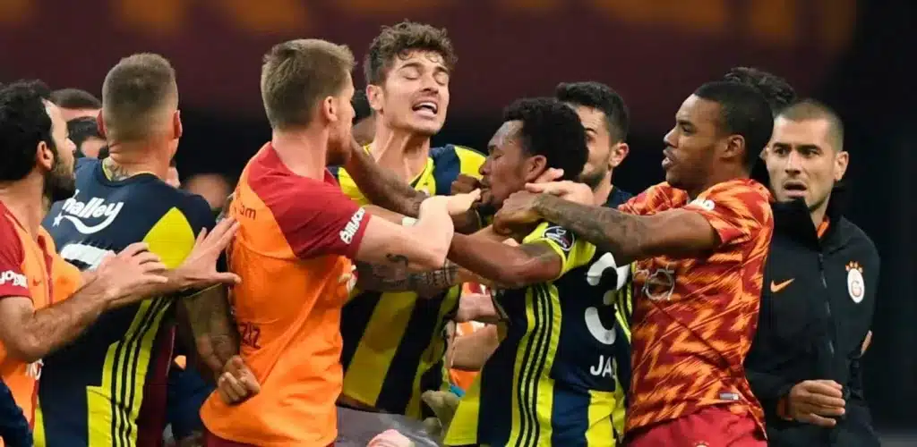 Galatasaray Fenerbahçe, l’histoire brûlante d’un derby qui dépasse le foot