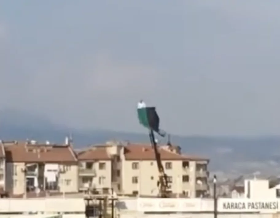 Interdit de stade il loue une grue